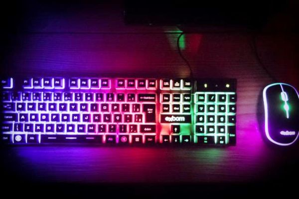 Teclado Exbom Semi-Mecânico + Mouse USB Leds em Oferta